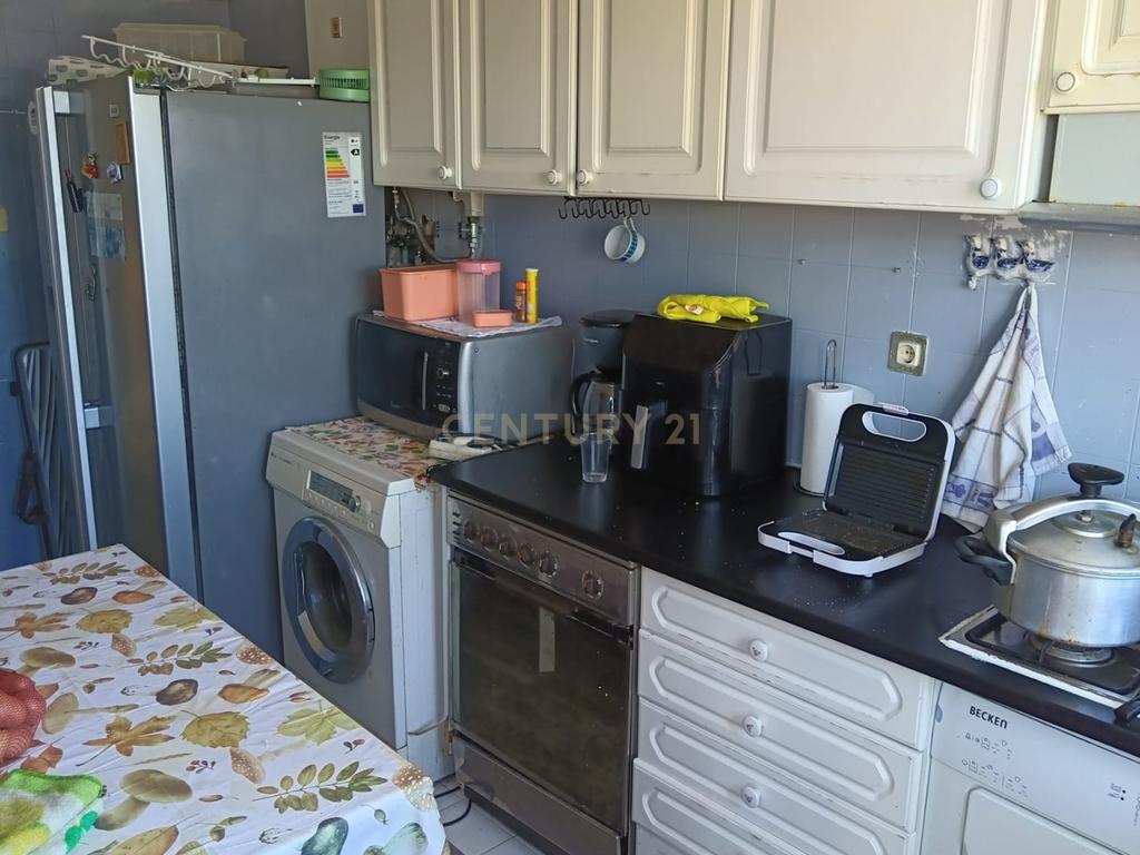 T3 com Sótão Amplo e Potencial para Duplex — Torre da Marinha - Image 11