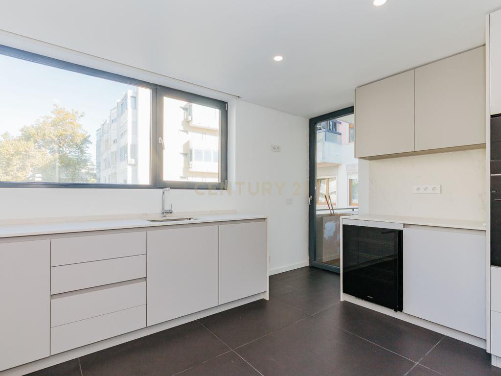 Apartamento Duplex T4 Novo na Rua Bartolomeu Dias, em Belém – conforto, modernidade, luz natural e espaço em Belém - Image 8