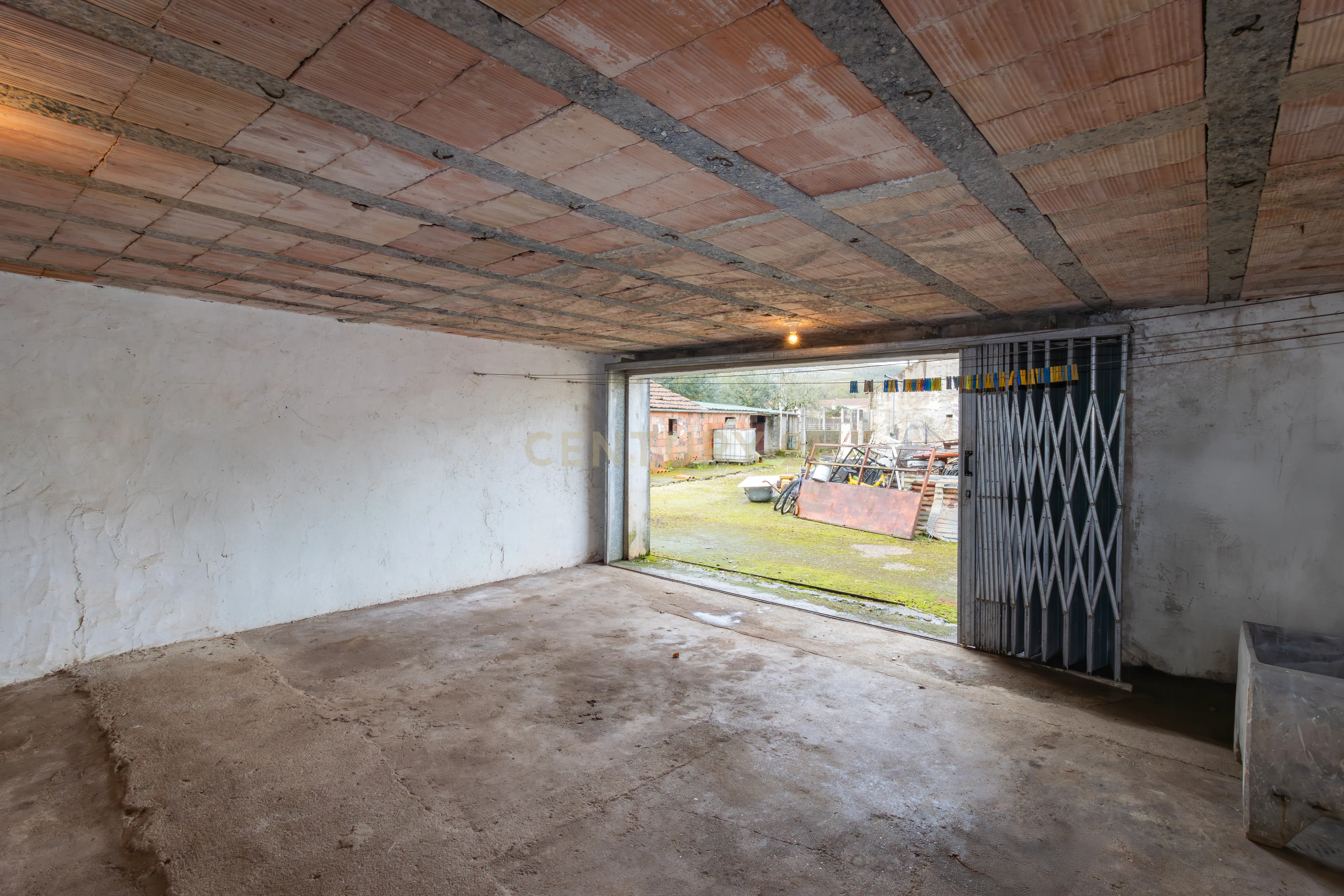 Moradia Isolada T3 em Arrimal, Porto de Mós – Com Terreno, Garagem e Anexos - Image 26