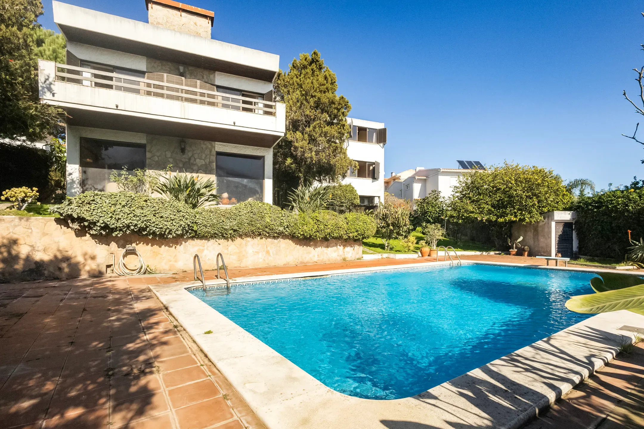 Moradia T4+ com jardim e piscina, em Alfragide. Em Venda! - Image 1