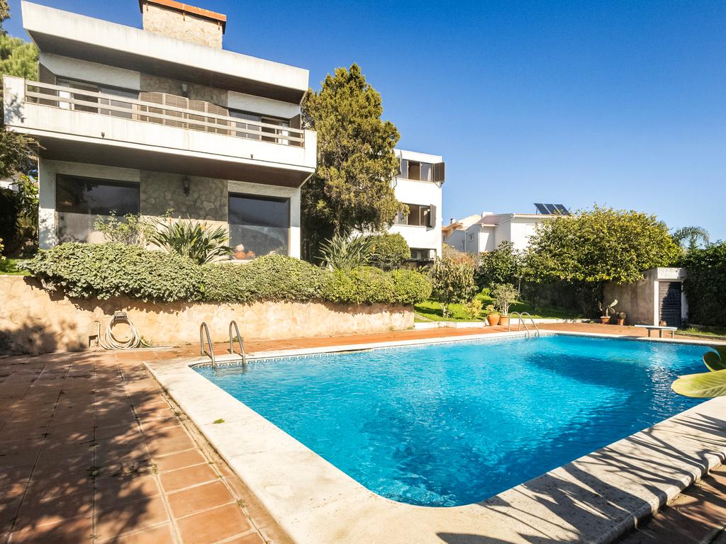 Moradia T4+ com jardim e piscina, em Alfragide. Em Venda! - Image 1