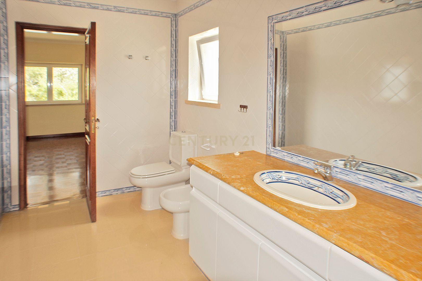 MORADIA TERREA T4+2 | PISCINA | TERRENO 2.000 m2 | CASCAIS | JARDIM | GARAGEM - Image 32