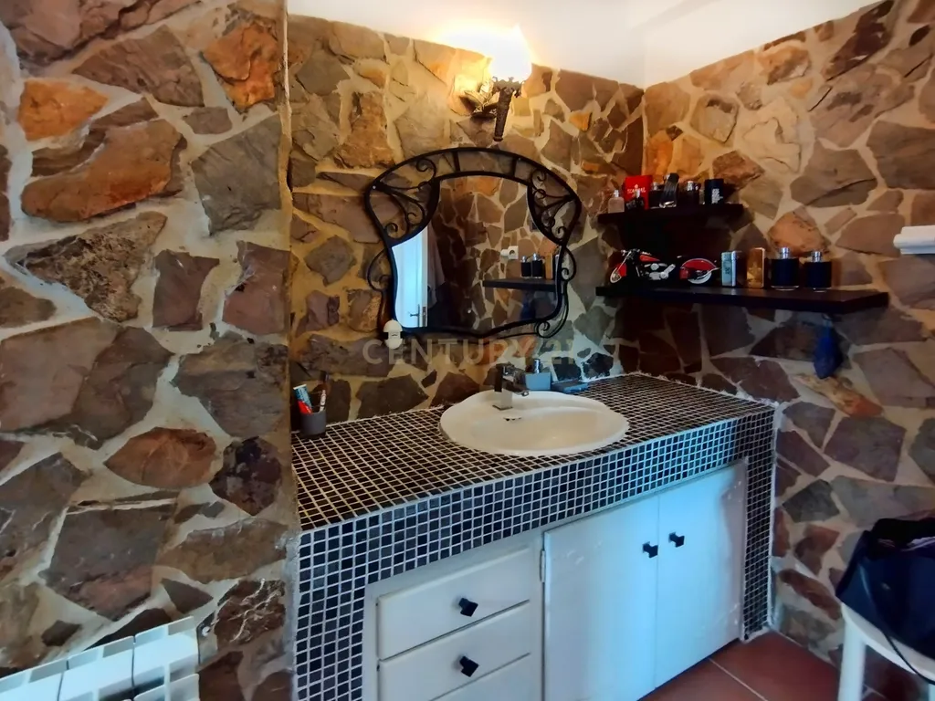 Oportunidade Única! Elegante Moradia + Apartamento T2 + Espaço + Funcionalidade = Qualidade de Vida. - Image 27