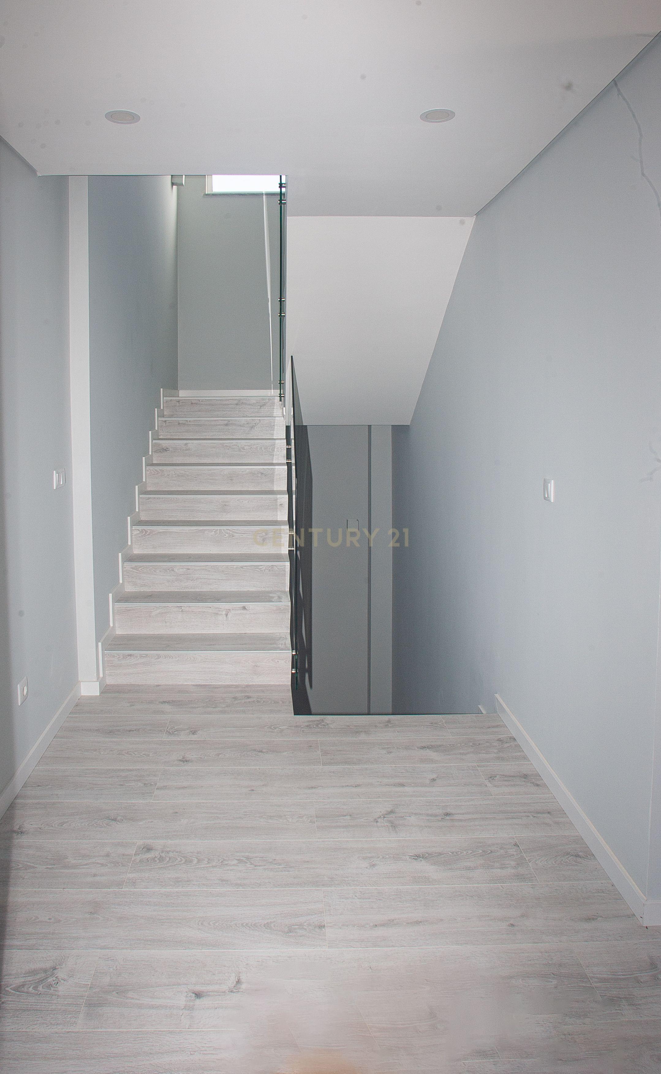 MORADIA T5 + 3 EM FAMÕES, COM PISCINA, JARDIM E BOX PARA 4 CARROS - Image 19