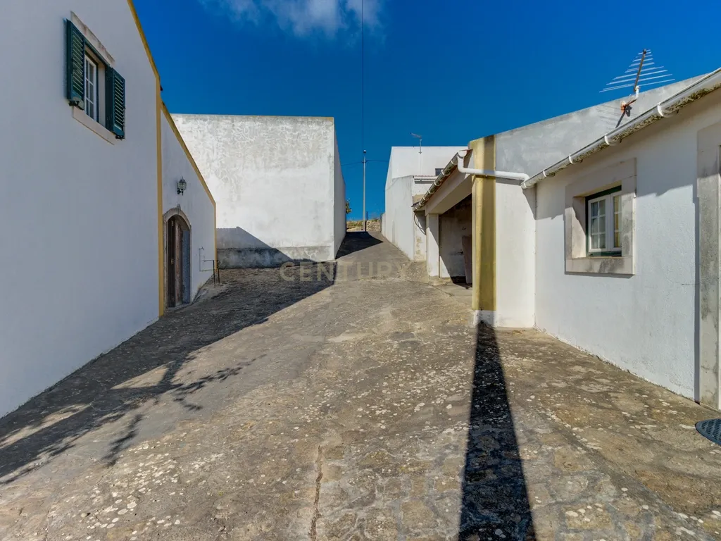 Moradia Isolada T3 com 2480m2 de terreno, poço e com anexos - Image 32