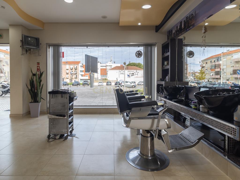 Espaço Comercial localizado no Alto do Seixalinho perto de todo o tipo de comercio e transportes(junto ao Hospital do Barreiro). - Image 2