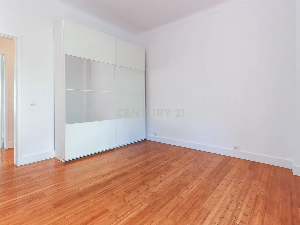 Apartamento T3 para arrendamento com varanda junto à Avenida de Roma | Prédio com "arte" - Image 23