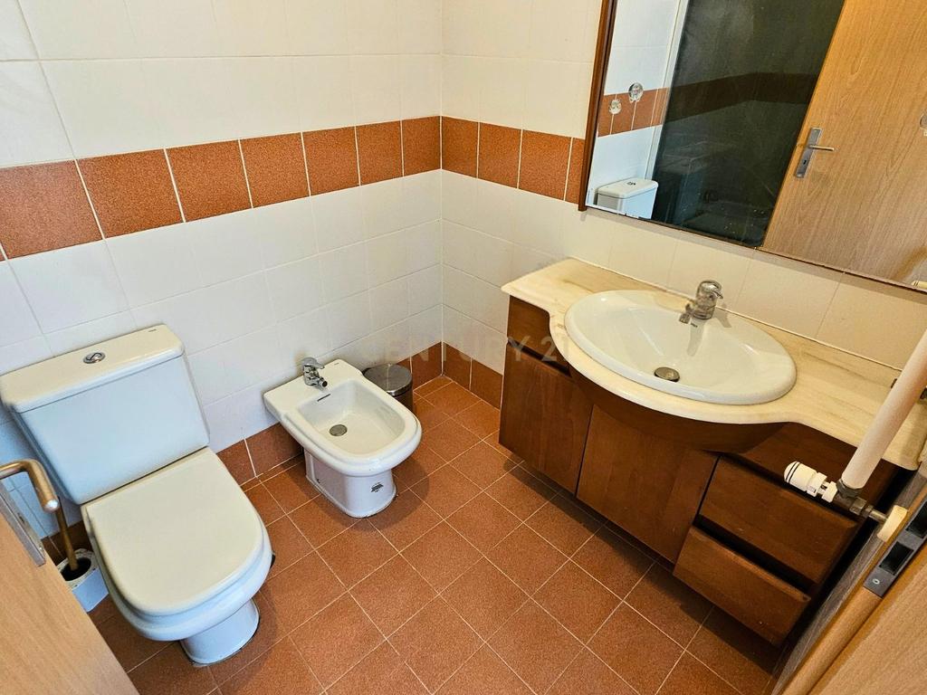 Moradia T4 em Oeiras para arrendar com garagem e terraço - Image 14
