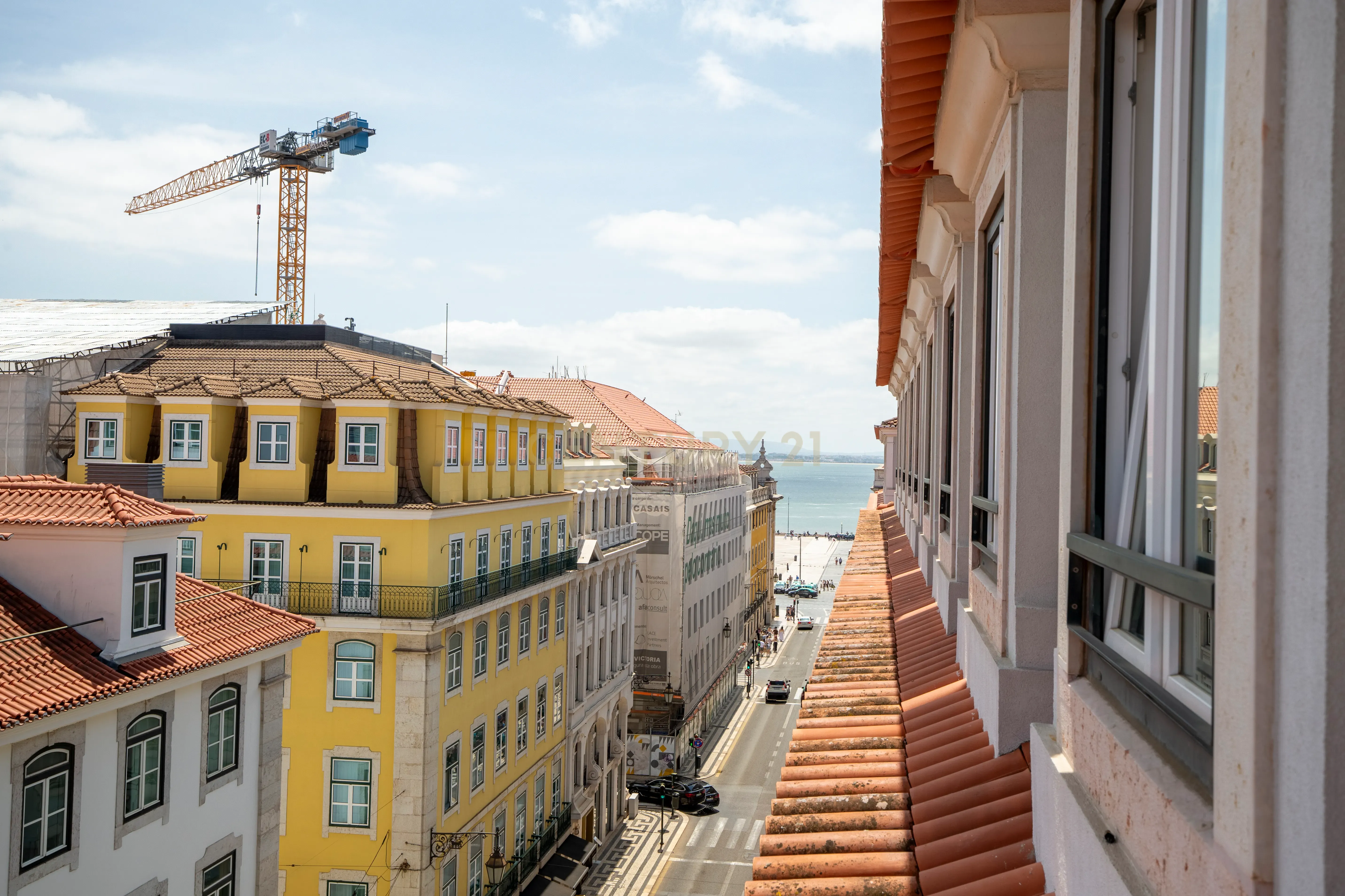 T2 Duplex de Luxo no CHIADO com Vista Rio e Licença de Alojamento Local - Image 1