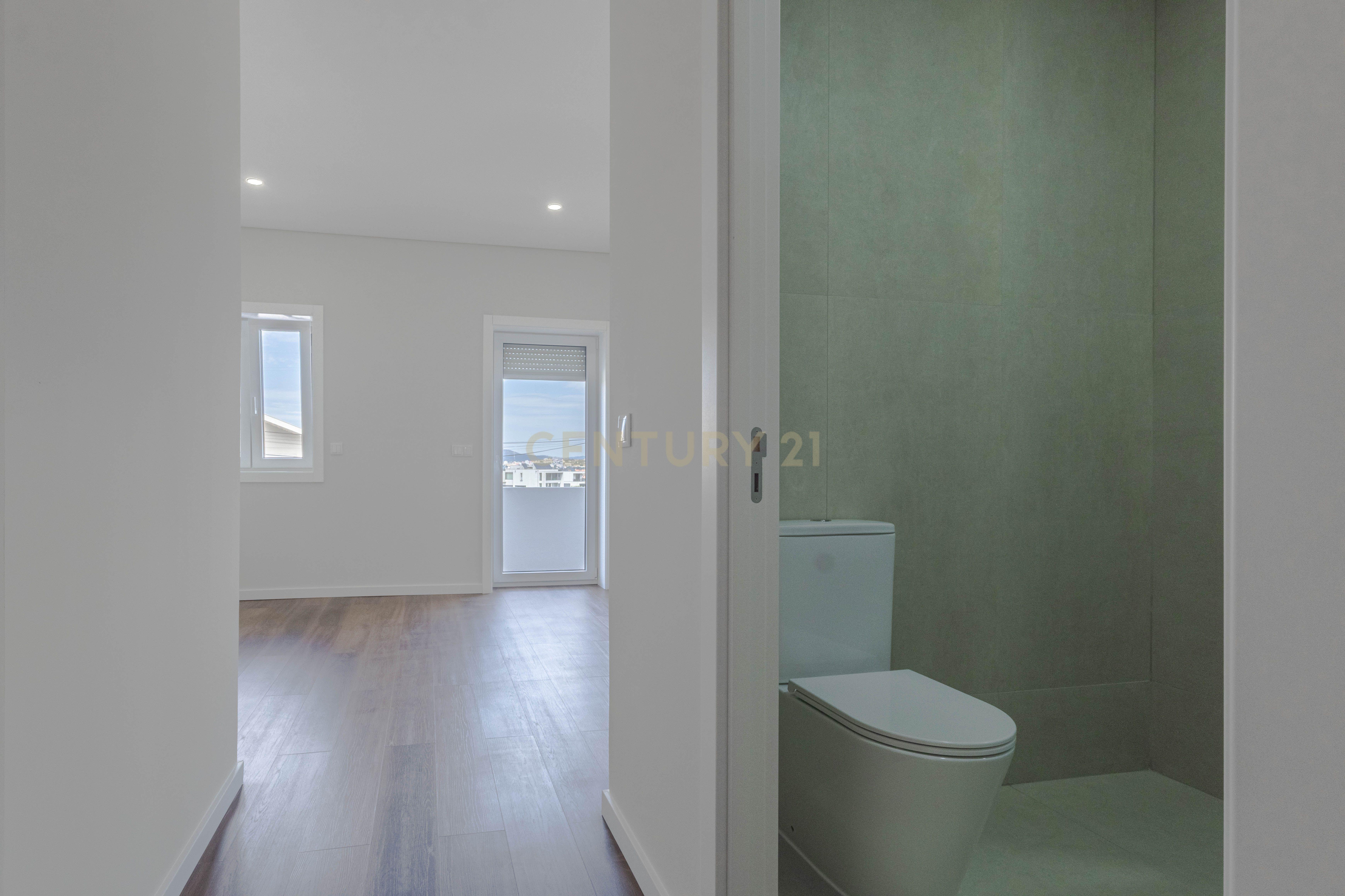Fotografia 5 de Apartamento T2 Novo com 2 Suítes, Varanda e Lugar Duplo de Garagem