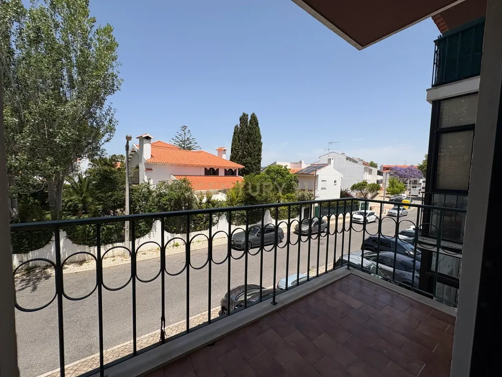T2 remodelado com garagem em Cascais - Image 8