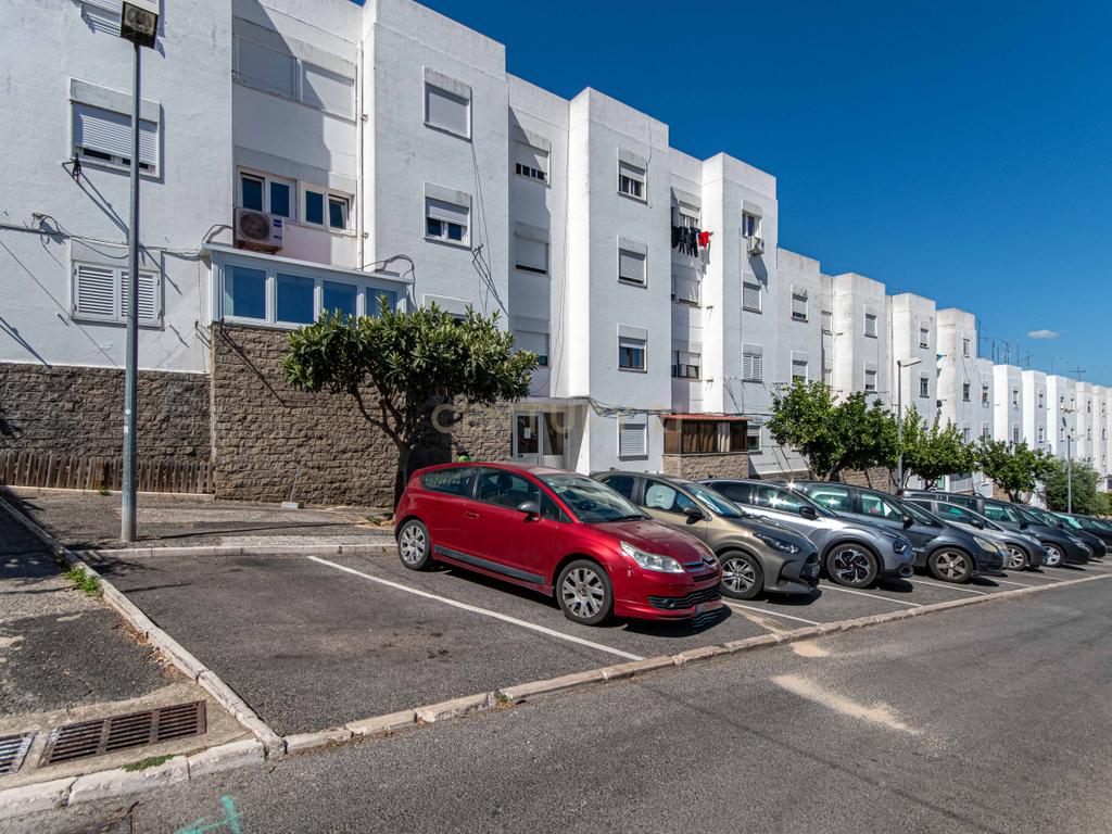 Apartamento T2 Renovado com Vista Panorâmica em Lisboa - Image 19