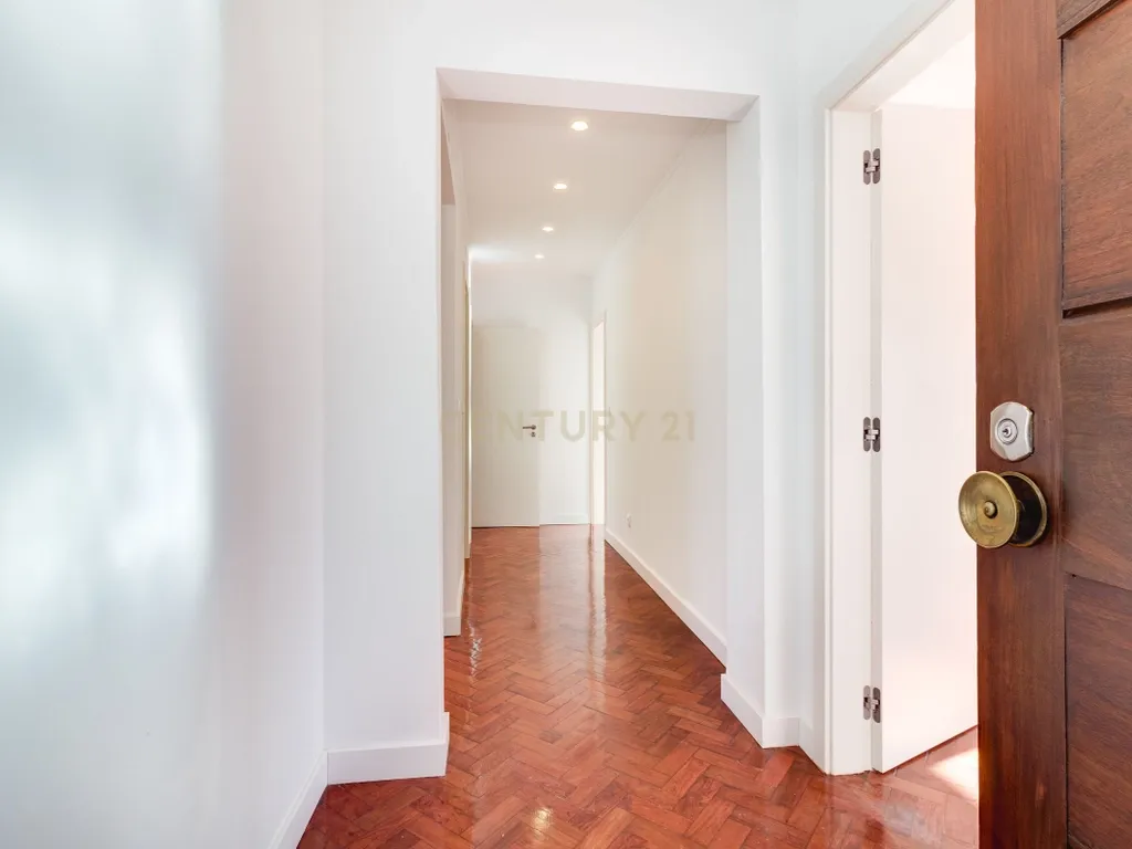 T3 TOTALMENTE RENOVADO COM VARANDA DE 21 m² NO CAMPO PEQUENO – LISBOA - Image 13