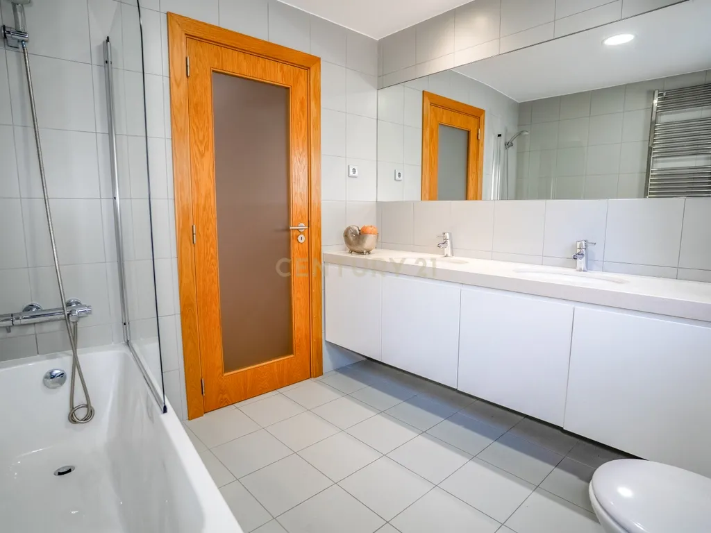 Apartamento T4 Premium com Terraço na Avenida da Independência - Image 41