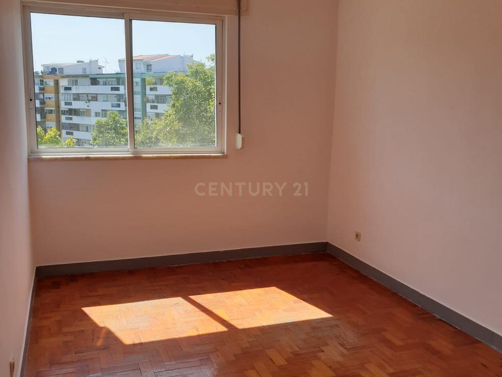Apartamento T3 transformado em T4* para arrendamento nos Olivais-Sul, Lisboa  - Image 19