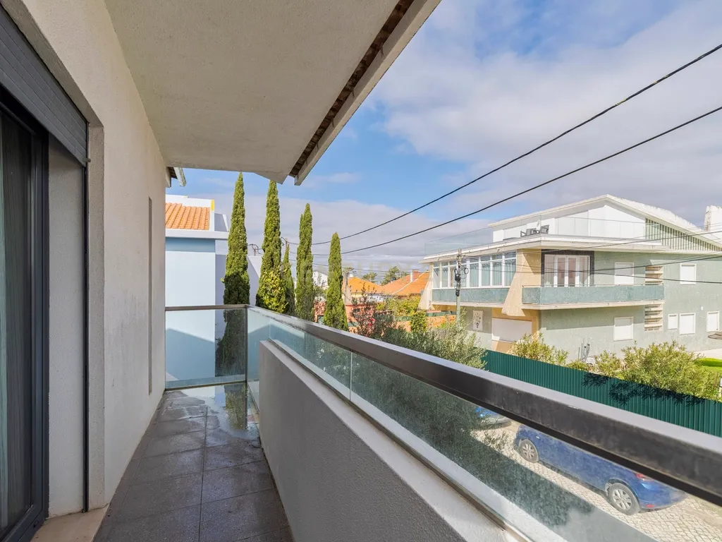 Moradia familiar T6 com anexo T1 independente, num lote com 510m² no Botequim – Charneca da Caparica, Almada - Image 1