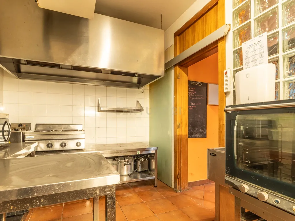 OPORTUNIDADE! ESPAÇO DE RESTAURAÇÃO MUITO BEM DECORADO E TOTALMENTE EQUIPADO EM LOCALIZAÇÃO CENTRAL DE LISBOA, GRANDE POTENCIAL PARA O SEU NEGÓCIO! - Image 15