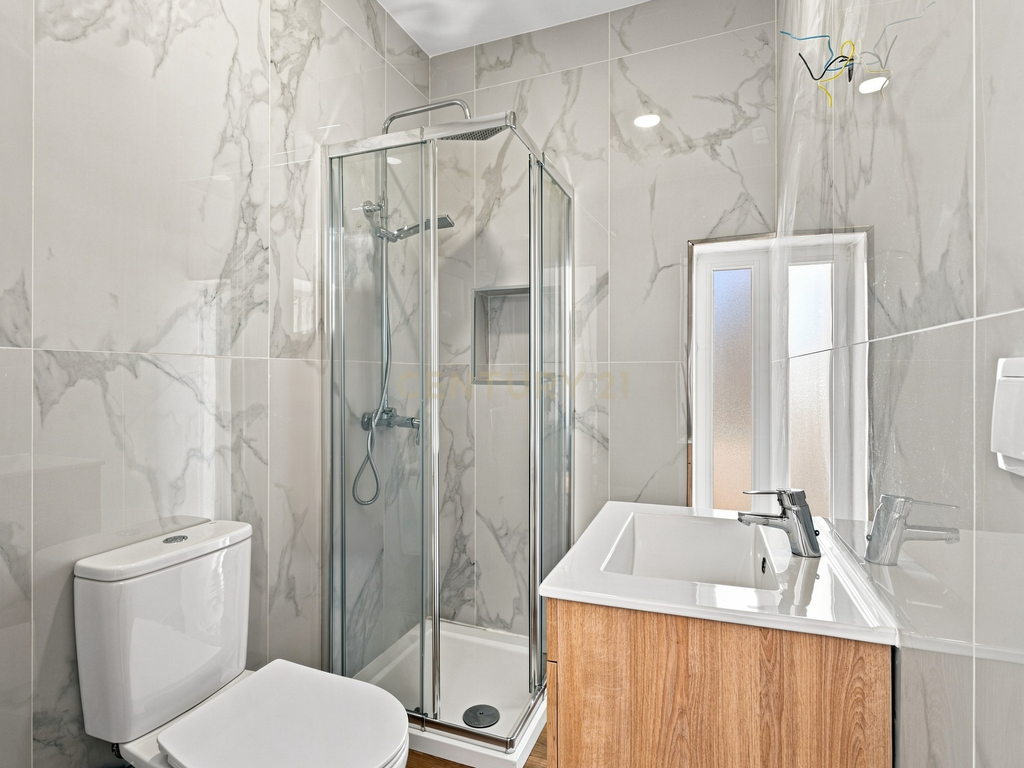 Moradia T1 Térrea Renovada com Espaço Exterior - Image 11