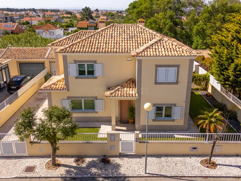 Moradia T4 em Azeitão com Jardim e Segurança 24h - Image 1
