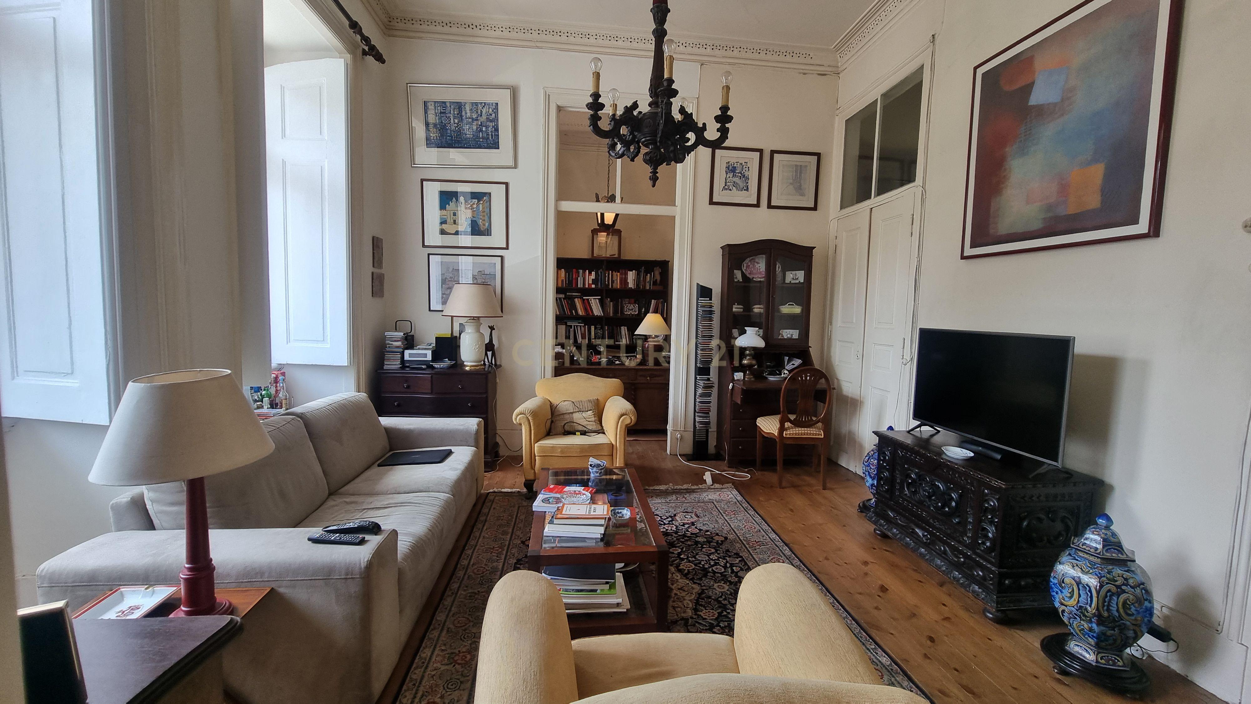 Apartamento Pombalino de Charme com 8 Assoalhadas – Av. Almirante Reis, Lisboa - Image 23