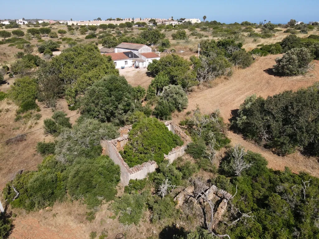Terreno Exclusivo com Ruína para Reconstrução entre a Praia da Luz e Burgau - Image 21