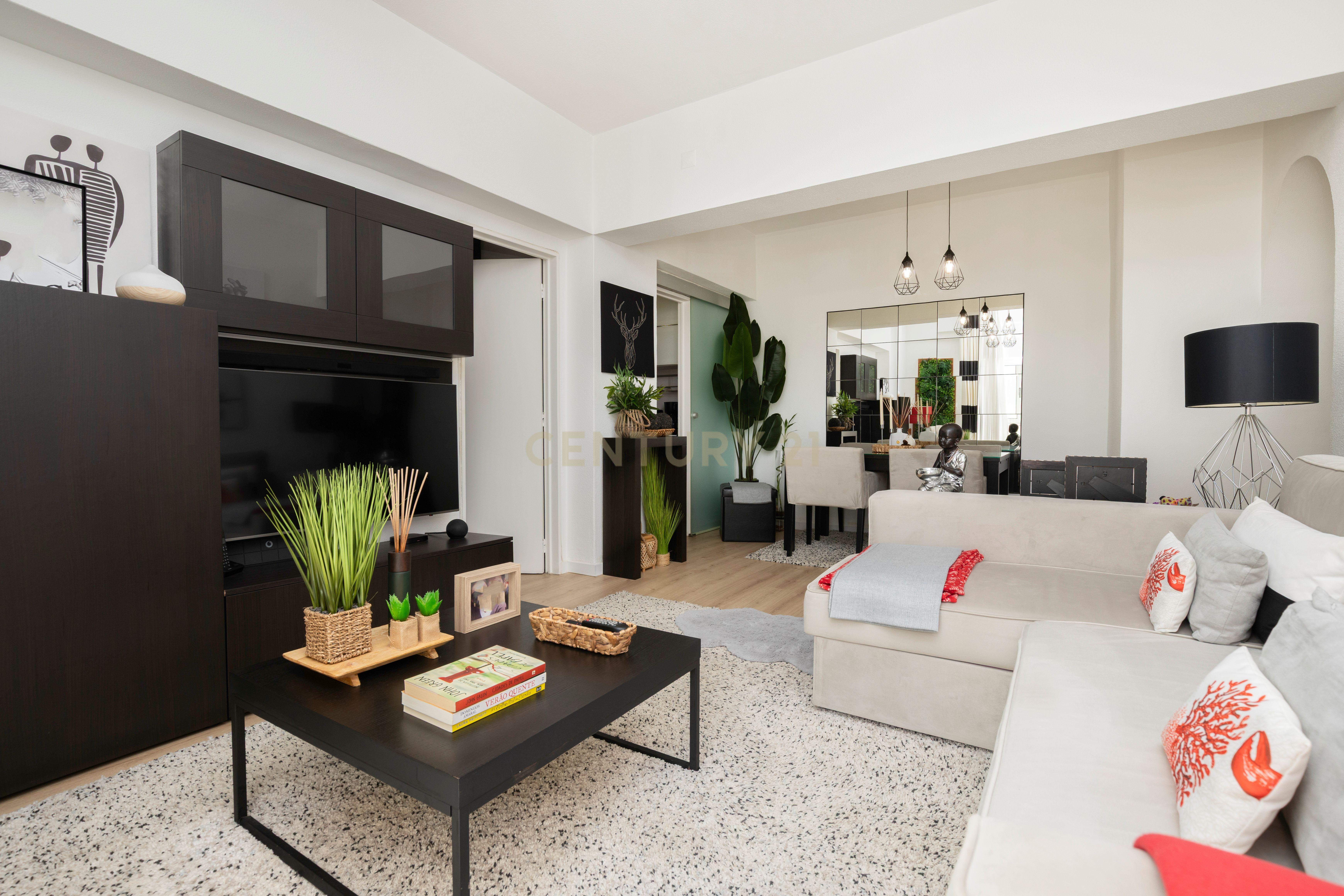 Fotografia 11 de T2 totalmente remodelado em Queluz | Pronto a habitar | Elevador e varanda