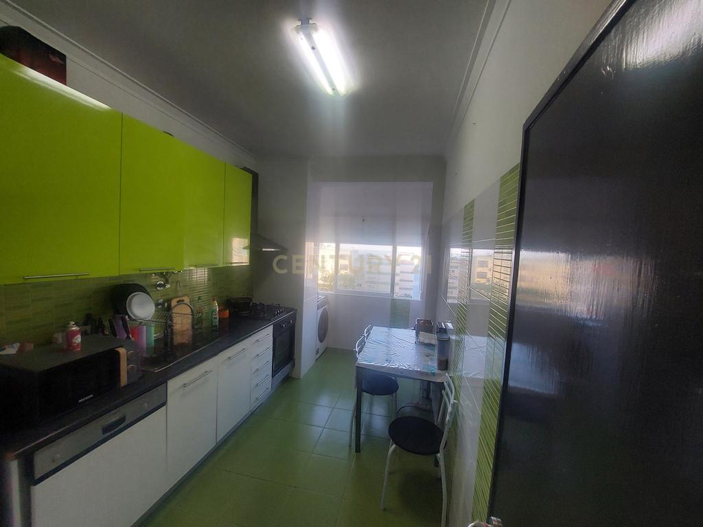Apartamento T3 com acesso a terraço comum em Setúbal - Image 3