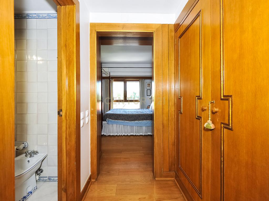 Espaçoso apartamento T4 em Condomínio Fechado, segurança 24h, na zona das Laranjeiras, na Calçada Palma de Baixo, perto das universidades - Image 30