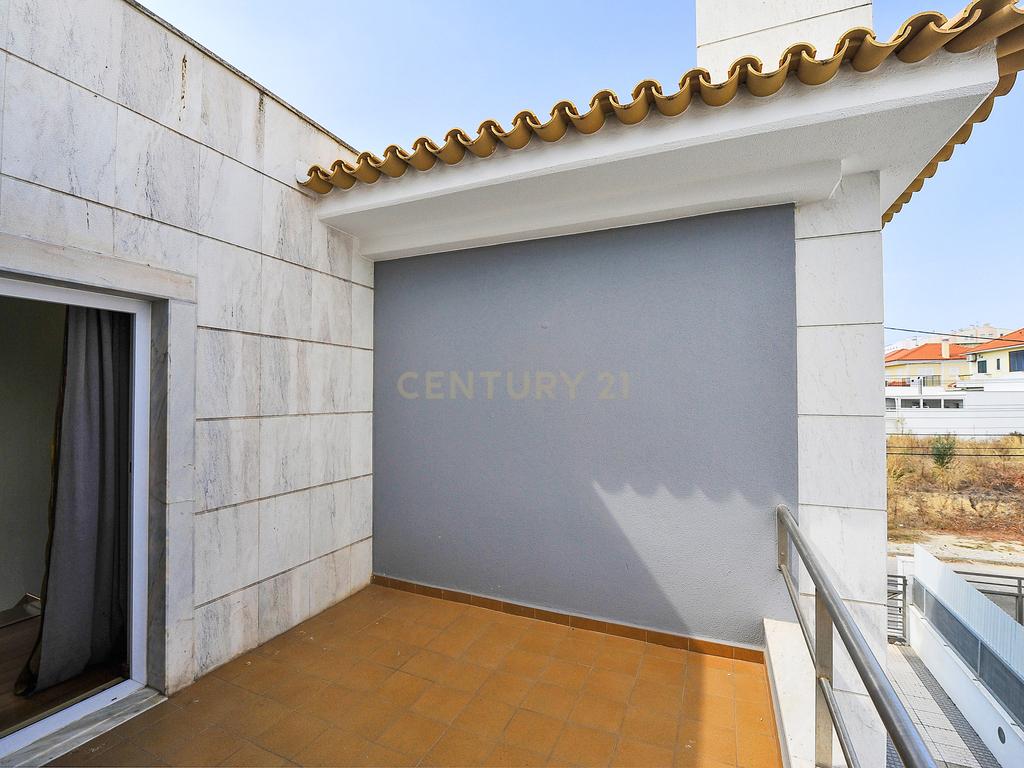 Moradia Isolada T4 Piscina e Cave - Image 30