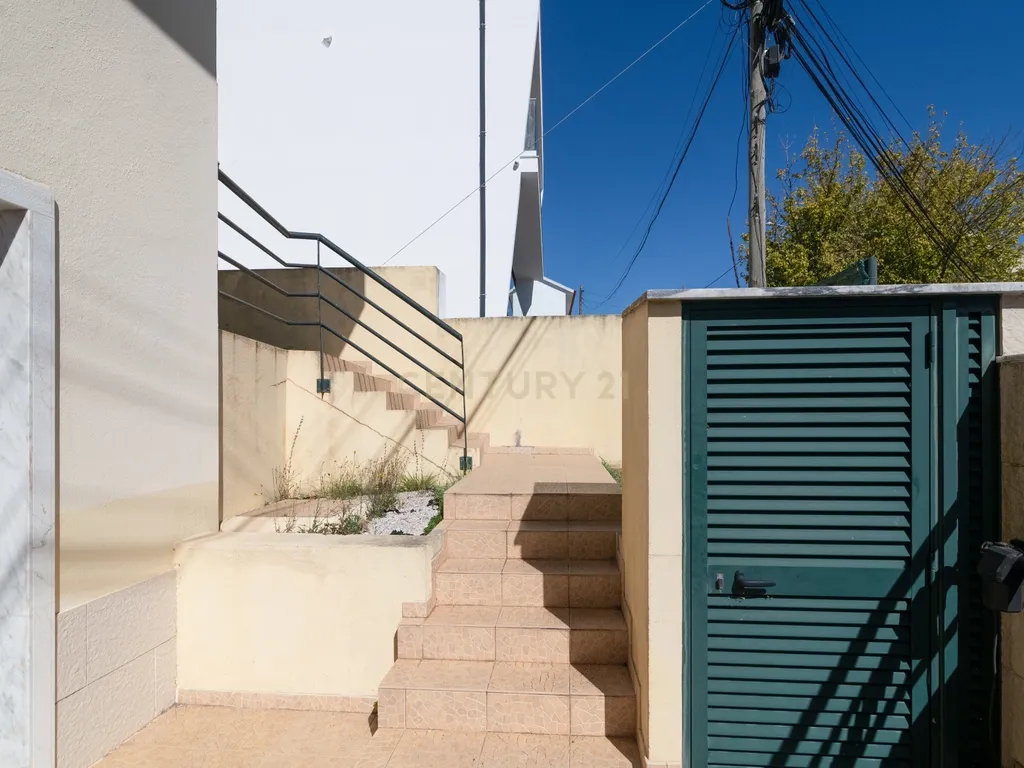 Moradia T4+1 | 368 m² | Garagem para 4 Viaturas | Casal do Bispo, Famões - Image 34