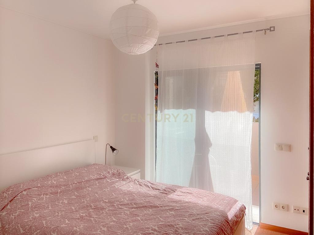Apartamento T2 com Garagem em Localização Privilegiada - Image 5