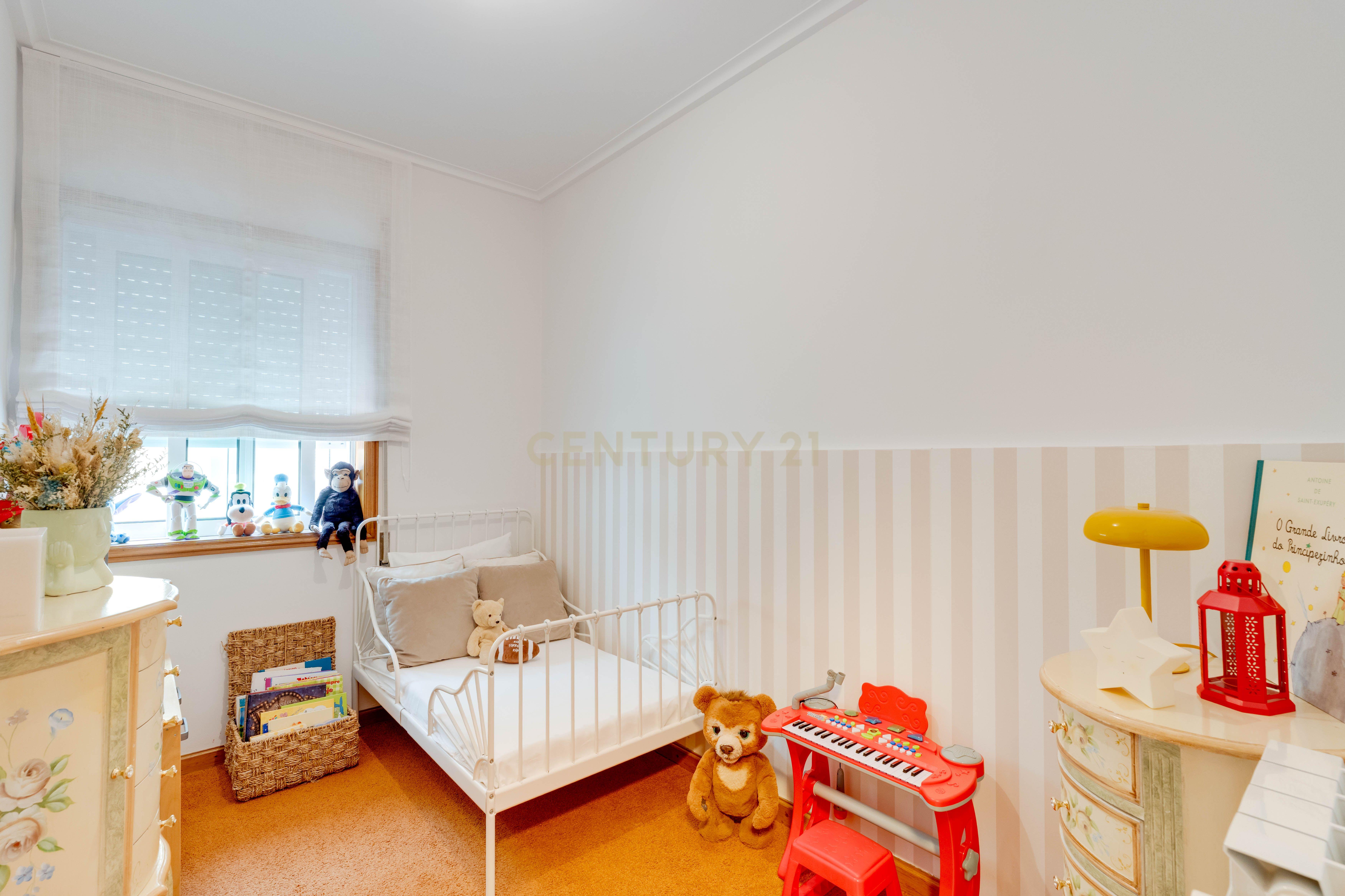 Fotografia 10 de T2+2 Duplex c/ Sótão amplo (248m²) | S. Félix Marinha