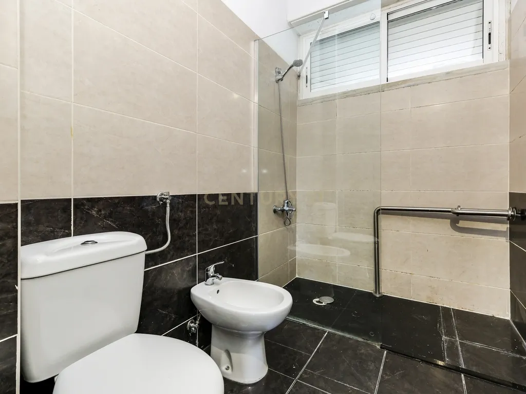 T4 com Vista de Rio nos Olivais – Uma Oportunidade para Remodelar a Seu Gosto! - Image 19