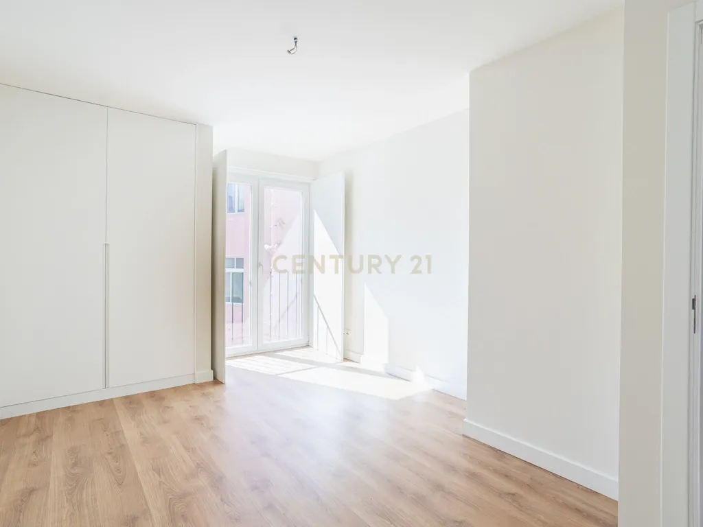 Duplex T3 para Venda, em Campolide – Pé-Direito Duplo, Terraço e Classe Energética A | 940.000 € - Image 14