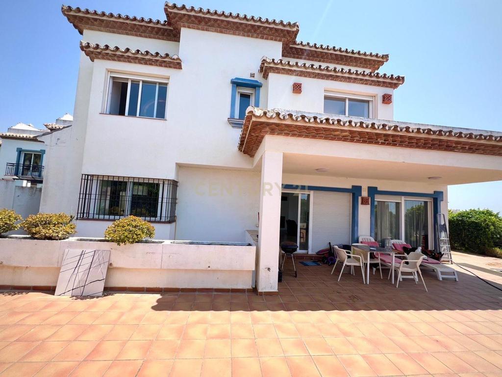 Casa con vistas al mar en primera línea – Urbanización Bahía de Estepona - Image 1