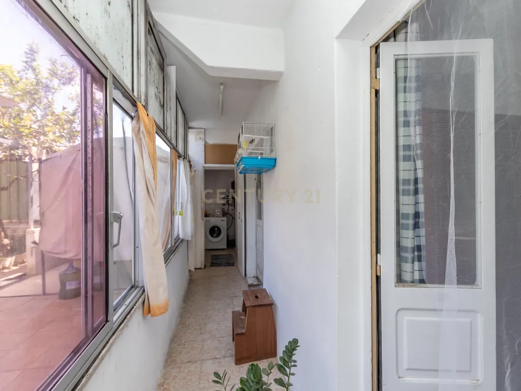 Apartamento T3 no Feijó com logradouro de 261 m2 - Image 21