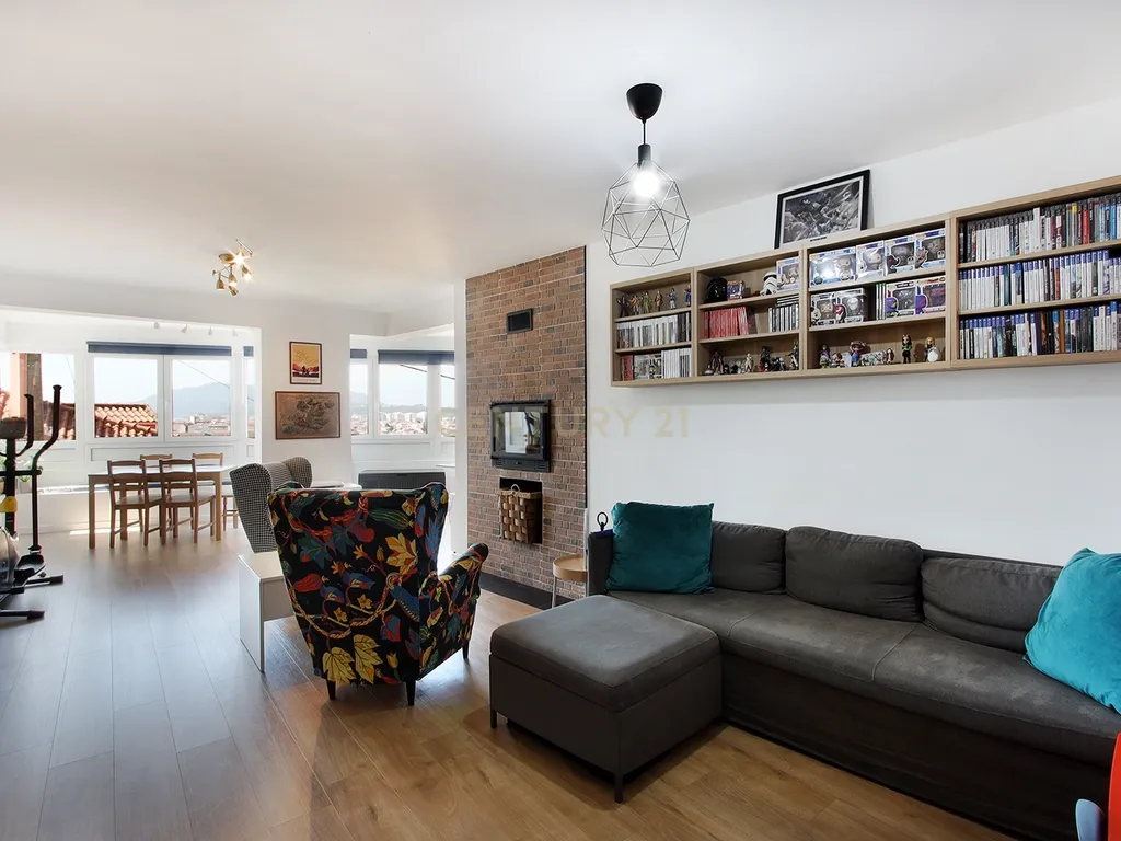 Apartamento T3 com vista p/ Serra Sintra e parqueamento em Rio de Mouro, Sintra - Image 1