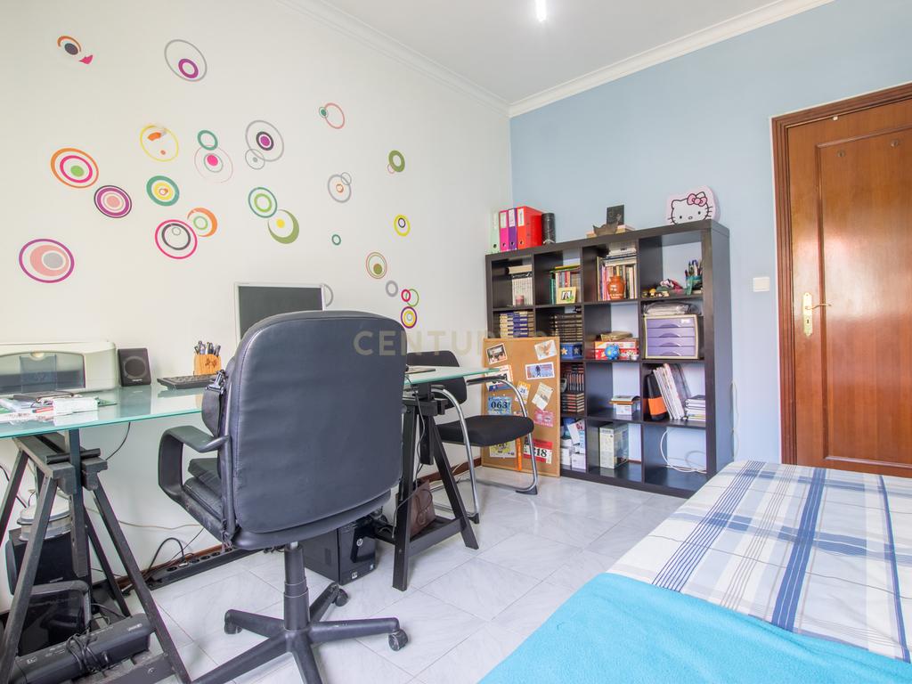 Apartamento T4 transformado em T3, na Baixa da Banheira com boa exposição solar - Image 12