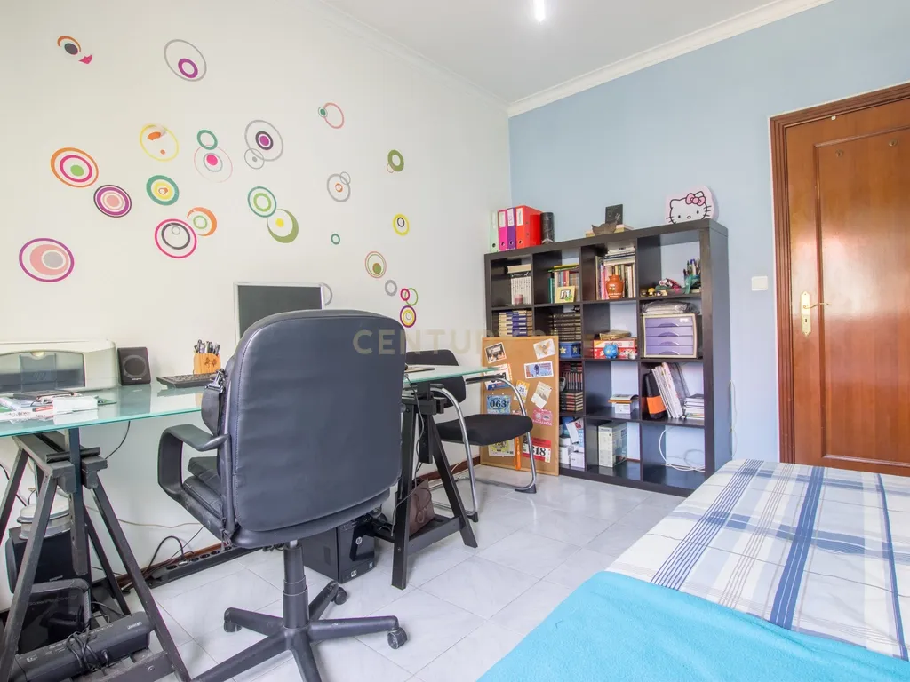 Apartamento T4 transformado em T3, na Baixa da Banheira com boa exposição solar - Image 12