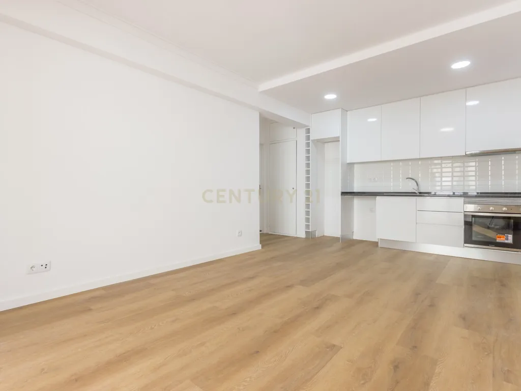 Apartamento T2 Remodelado - Sobreda *RESERVADO* - Image 1
