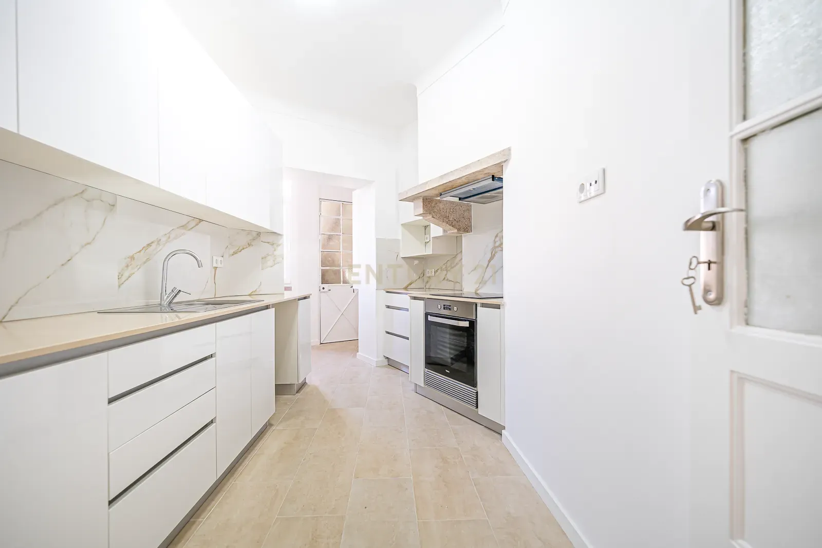APARTAMENTO T4 TRANFORMADO EM T3 ARROIOS - ARRENDAMENTO - Image 12