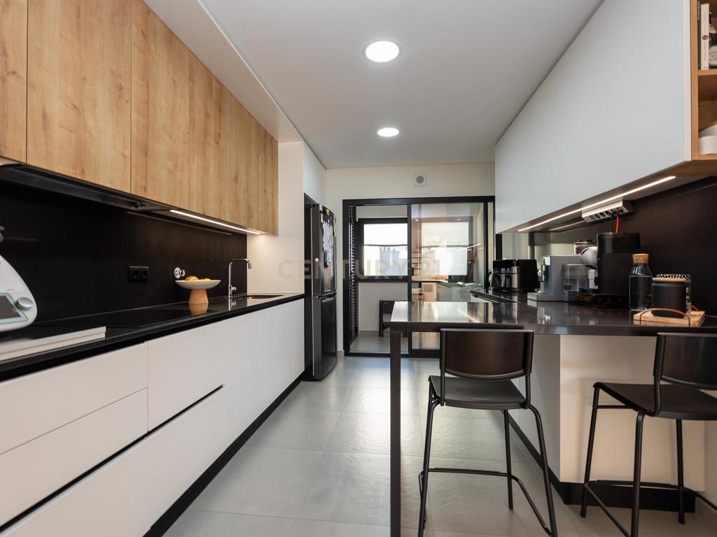 Apartamento T3+1 duplex, com terraço e estacionamento, no centro da cidade de Torres Vedras - Image 19