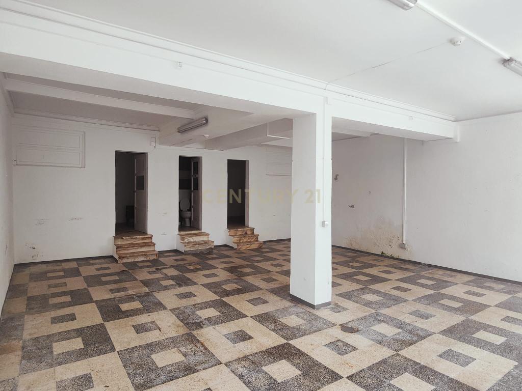 Prédio Bi-Familiar T2 e 2 Anexos Tipologia T1 Em Zona Residencial Tranquila Na Póvoa de Santo Adrião  - Image 3