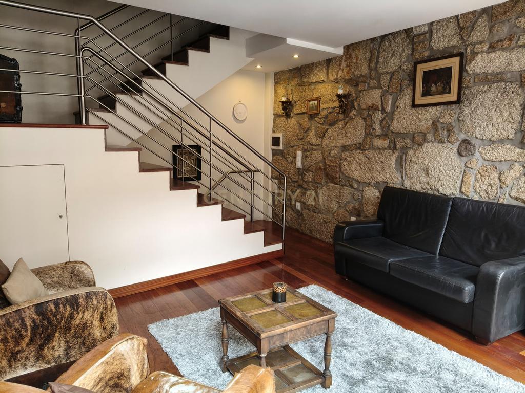Apartamento T2 com varandas, mobilado no centro do Porto - Image 3