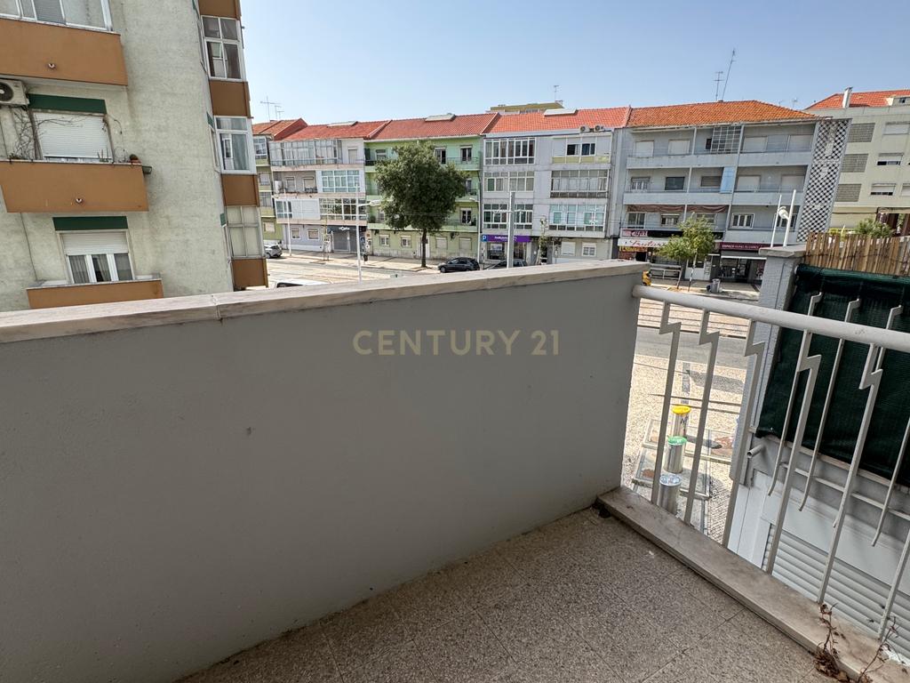 Apartamento T4 em Almada em frente ao metro de superfície! - Image 14