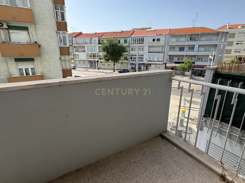 Apartamento T4 em Almada em frente ao metro de superfície! - Image 14
