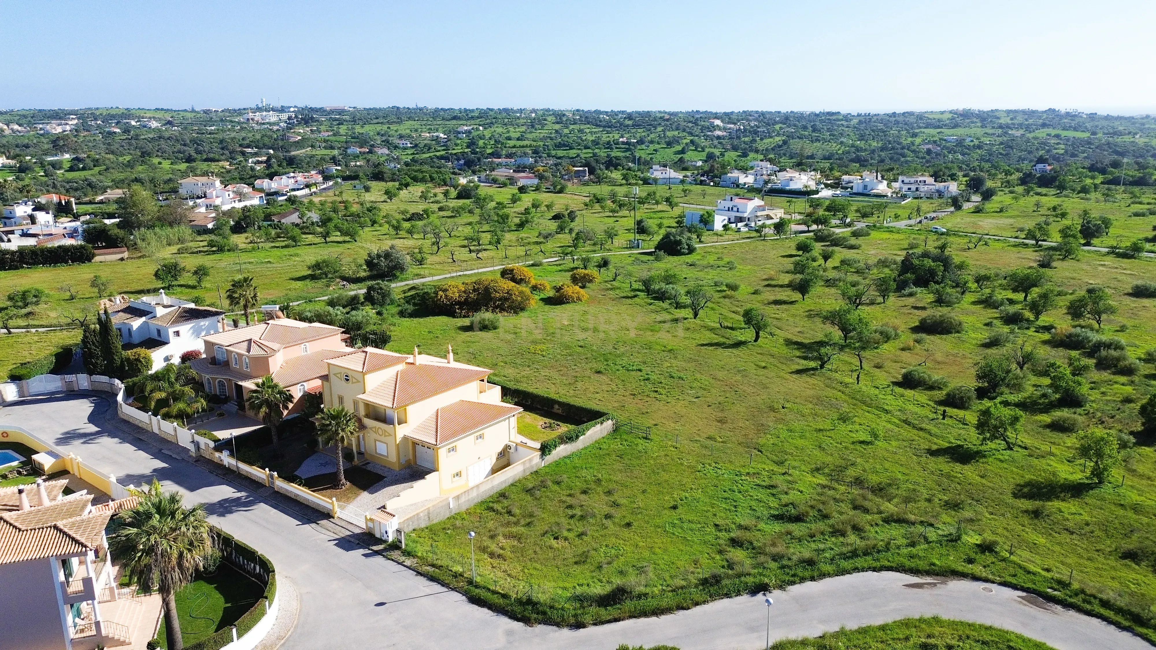 Fotografia 9 de Lote urbano com projeto para moradia contemporânea com piscina