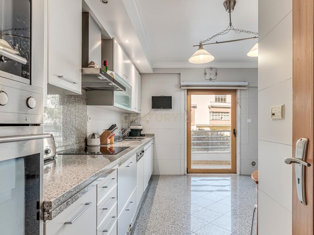 Apartamento T4 em Alfragide com Vista e Excelentes Acabamentos - Image 3