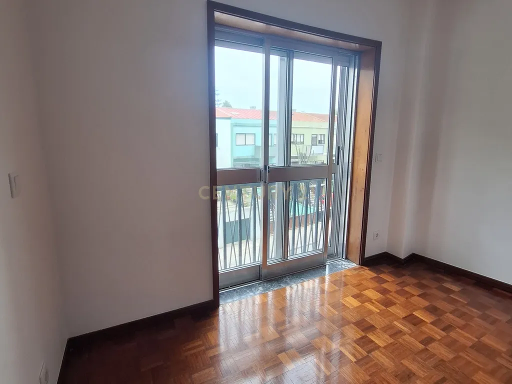 Excelente Apartamento T1 com Varanda, Garagem e Arrumos na Rua de Costa Cabral, Porto - Image 13