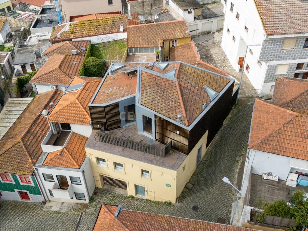 Exclusiva Moradia de Luxo no Coração do Ouro – Rua Senhor da Boa Morte, Porto - Image 1